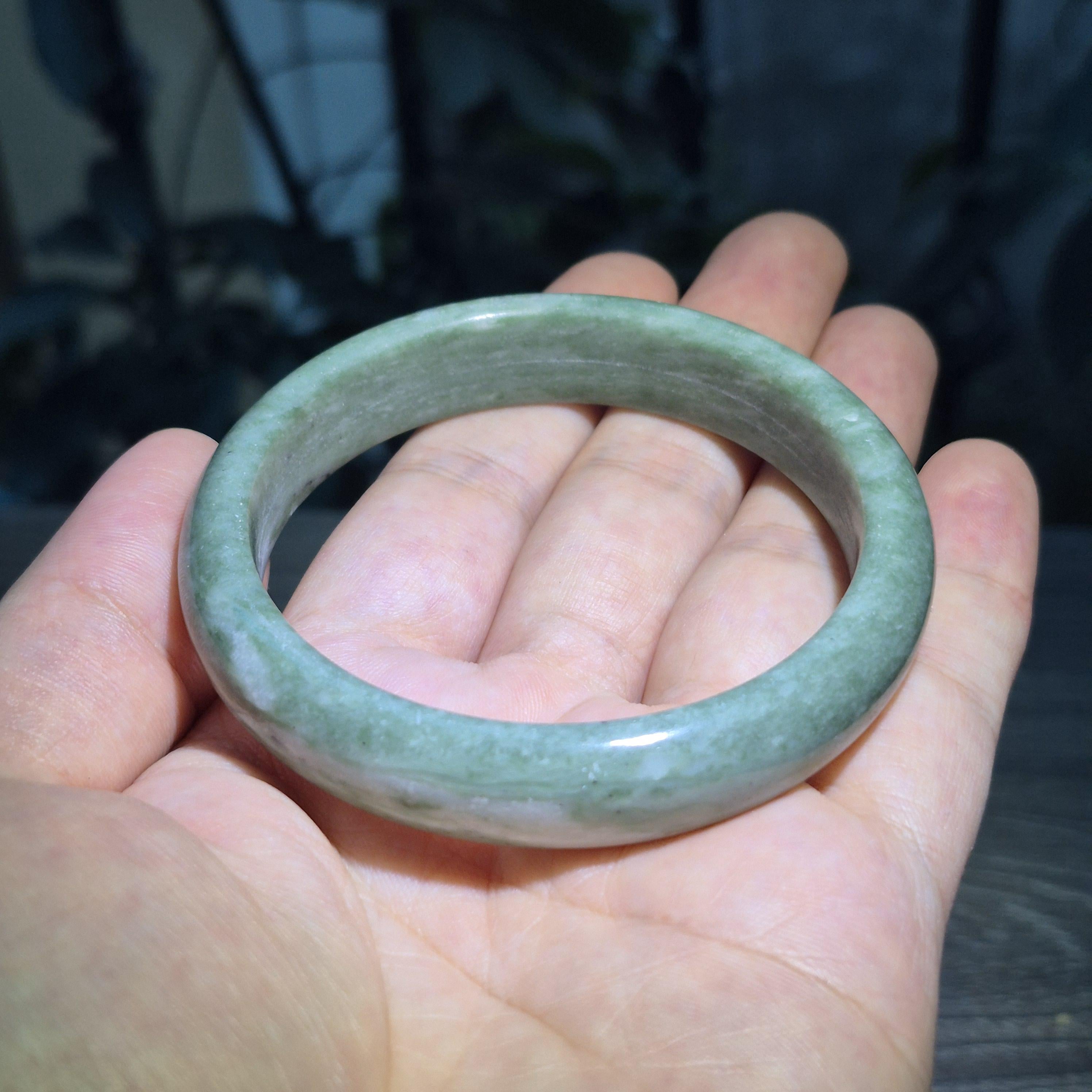 Natural Jadeite Bracelet In A Luxurious And Elegant Emerald Green Color