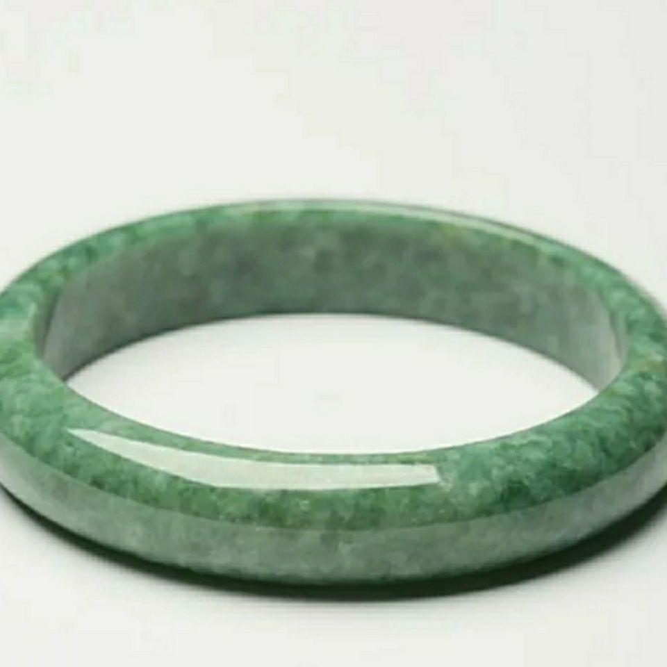 Natural Jadeite Bracelet In A Luxurious And Elegant Emerald Green Color