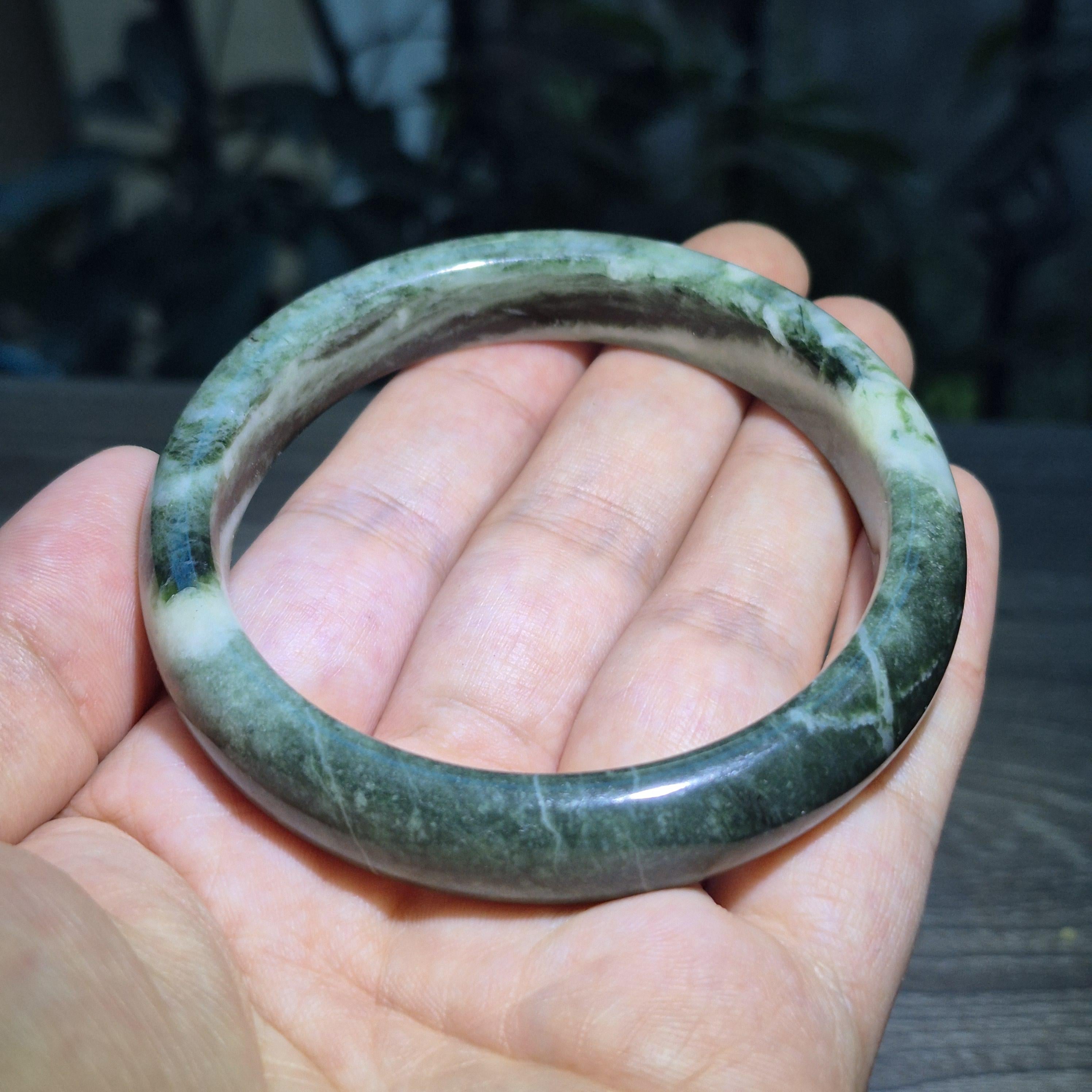 Natural Jadeite Bracelet In A Luxurious And Elegant Emerald Green Color