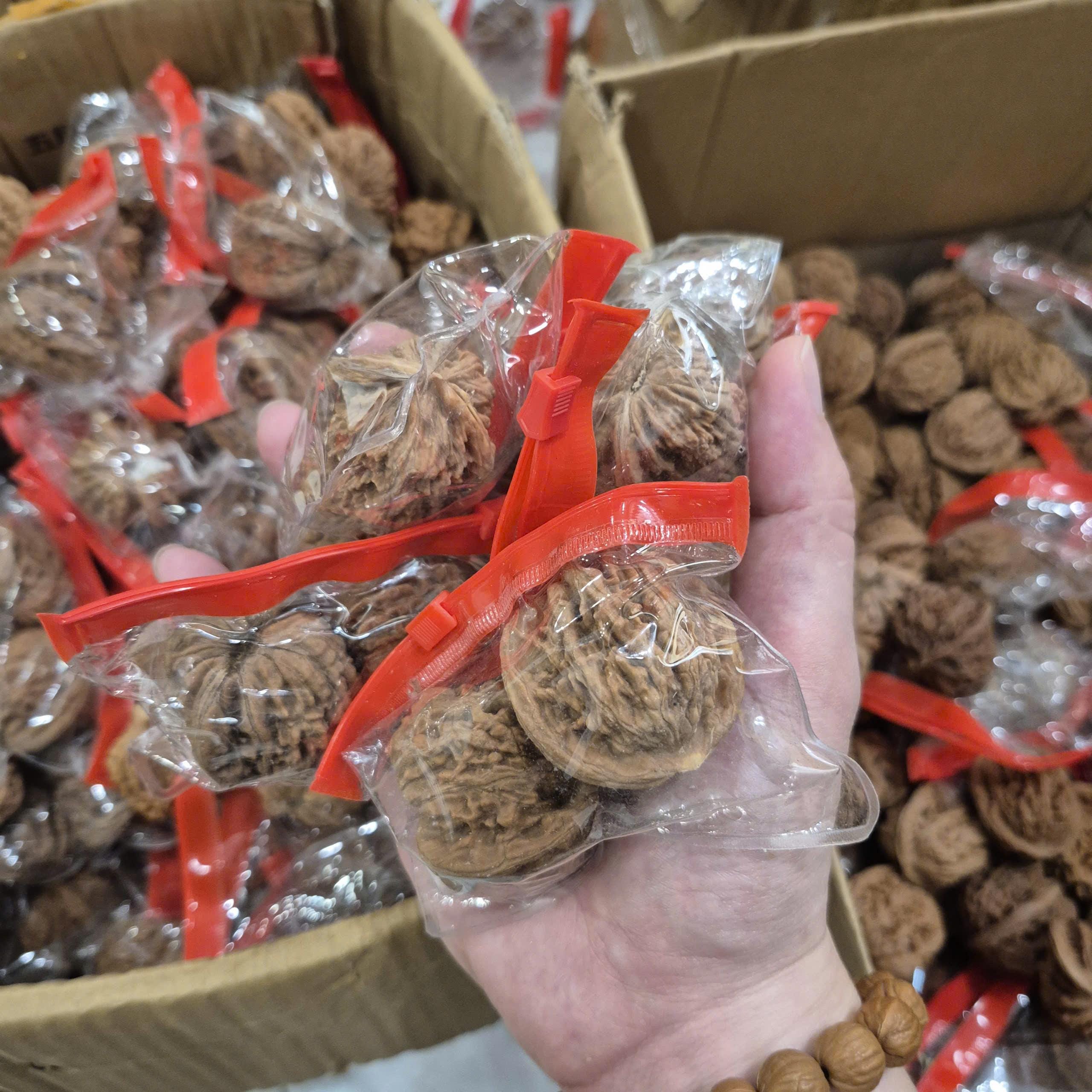 Wenwan Hand-Rolled Walnuts, Cheap for Beginners, Not Perfect Product