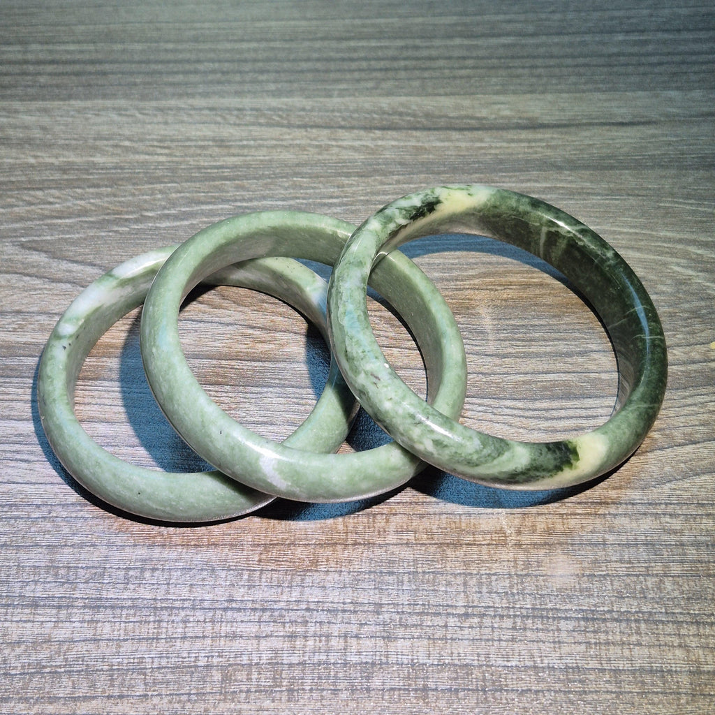 Natural Jadeite Bracelet In A Luxurious And Elegant Emerald Green Color