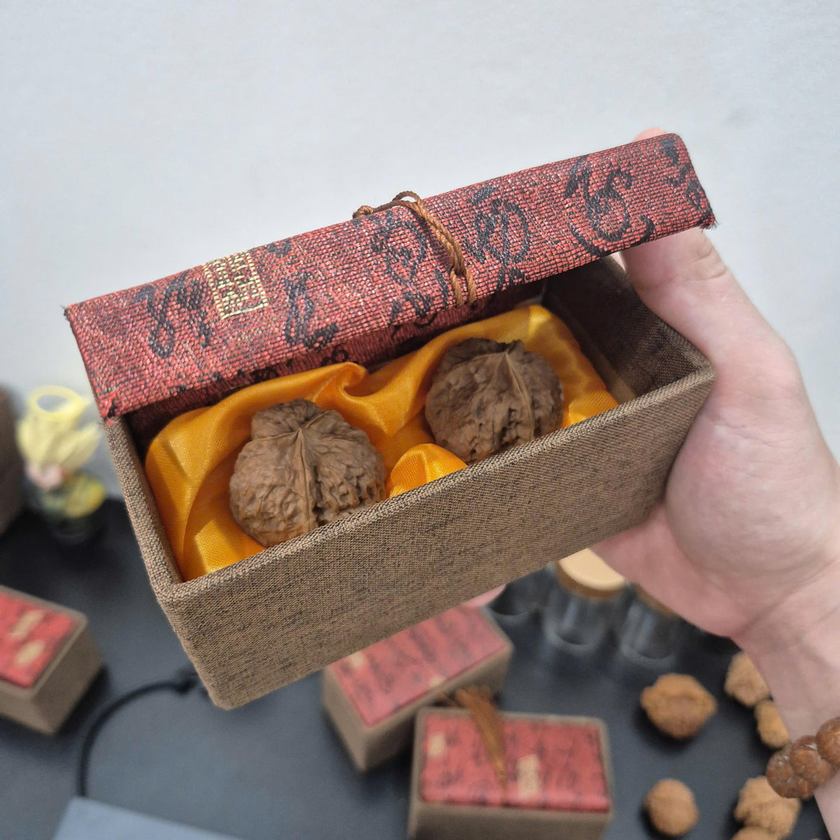 Wenwan Walnut Storage Box, 2 Slot Walnut Display Case, Hand Exercise Walnut Gift Box, Fabric Walnut Organizer, 13x6x7cm